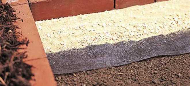 Чем заменить геотекстиль для садовых дорожек