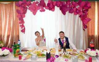 Как можно украсить банкетный зал на свадьбу