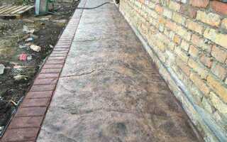 Чем покрасить бетонную отмостку вокруг дома