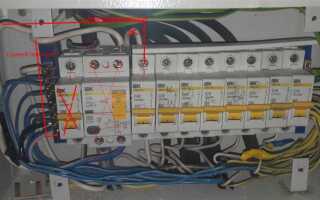 Почему выбивает автомат на столбе а не в доме
