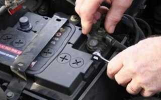 Какую клему надо снимать с аккумулятора