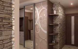 Как украсить стену в прихожей напротив двери