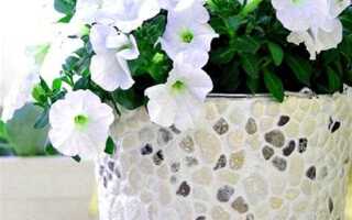 Как задекорировать пластиковое ведро под цветочный горшок на улице