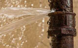 Как устранить течь в трубе с водой под давлением