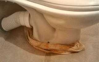 Почему уходит вода из унитаза