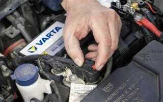 Какую клемму одевать первой на аккумулятор при зарядке