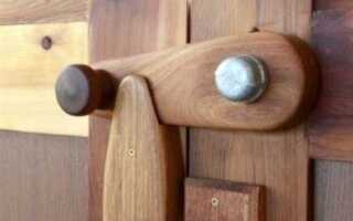 Как поставить щеколду на дверь