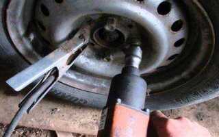 Как открутить прикипевший болт на колесе