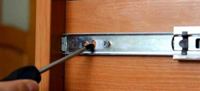 Как разобрать шариковую направляющую для ящика