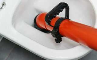 Кого вызывать если засорился унитаз