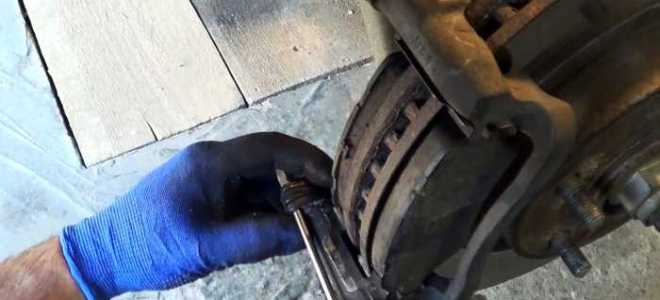 Чем пережать тормозной шланг при ремонте суппорта
