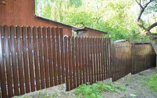 Как сделать забор на уклоне без ступеней