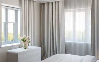 Два окна в комнате на разных стенах как оформить