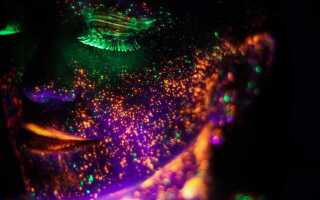 Почему неон светится в темноте