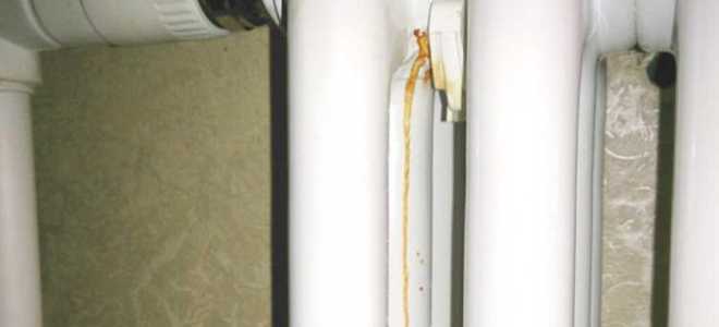 После отключения отопления потекла батарея что делать