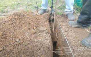 Как прокопать узкую траншею под кабель вручную