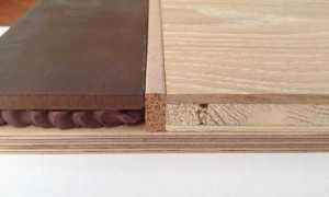 Как установить пробковый компенсатор между плиткой и ламинатом