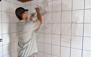 Как приклеить плитку на обои