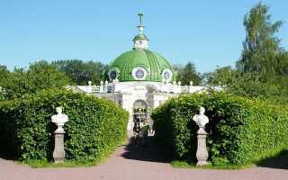 Что находится в центре малого архитектурного ансамбля