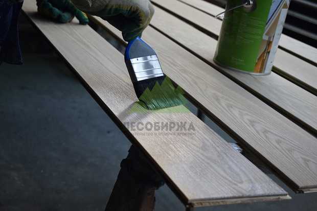 Чем лучше красить дерево кистью или пулевизатором