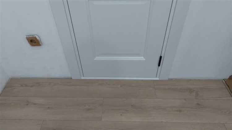 Как выбрать герметик или уплотнитель для междверного пространства