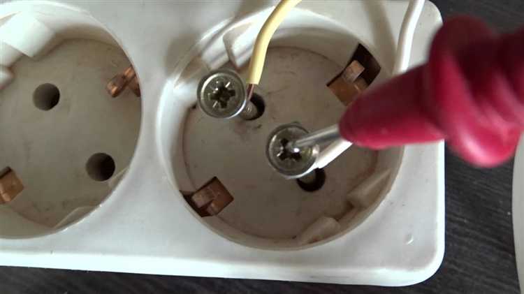 Как определить наличие двух фаз в бытовой розетке