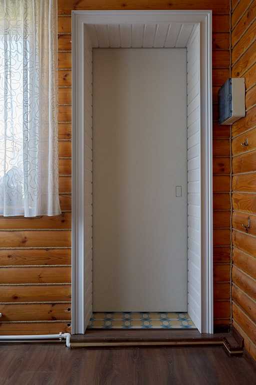 Какие замки и ручки лучше поставить на дверь веранды