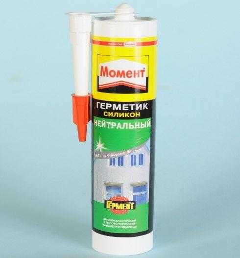 Адгезия – это способность герметика прочно сцепляться с материалом, к которому он применяется. Для водостоков важно, чтобы герметик не отшелушивался со временем под воздействием воды и внешней среды. Лучше выбирать составы с высокой адгезией к металлам и пластикам, таким как ПВХ или алюминий, чтобы минимизировать риск разрушения соединений.