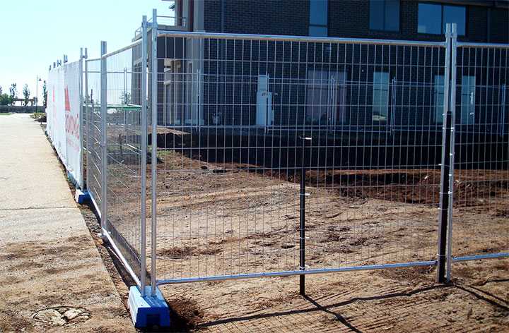 Из чего сделать временный забор дешево на участке