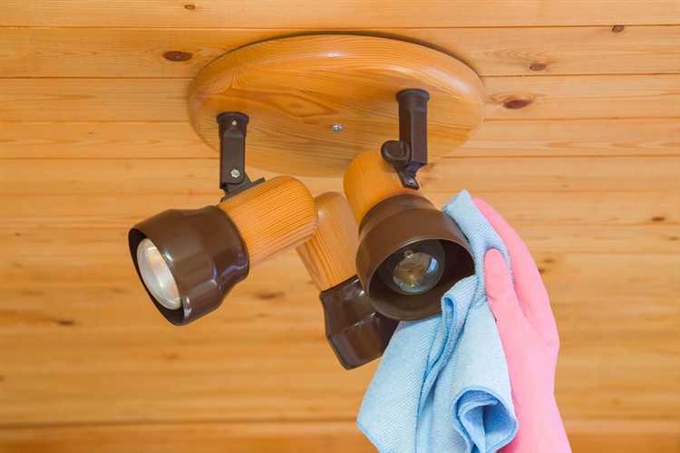 Как удалить пыль и налёт с металлических частей люстры