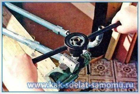 Как нарезать резьбу на трубе клуппом