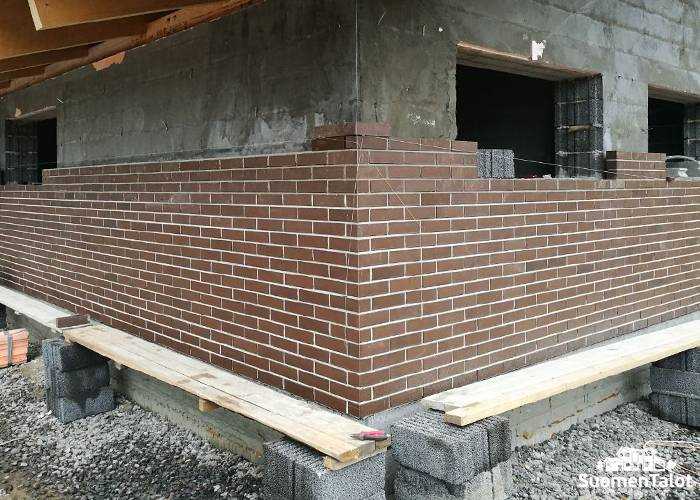 Как правильно выбрать тип кирпича для обкладки деревянного дома