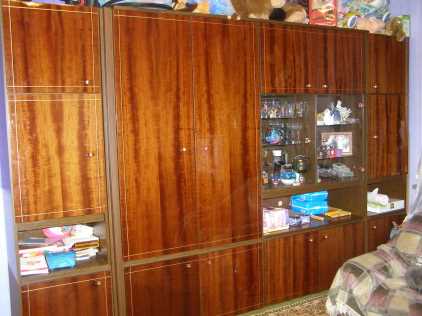 Как обновить старую стенку своими руками в домашних условиях