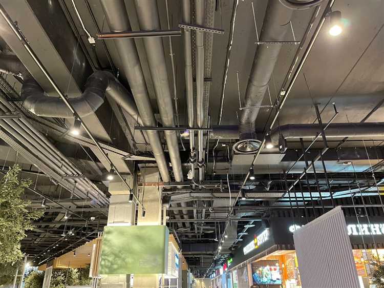 Выбор типа потолочного плинтуса для работы вокруг трубы