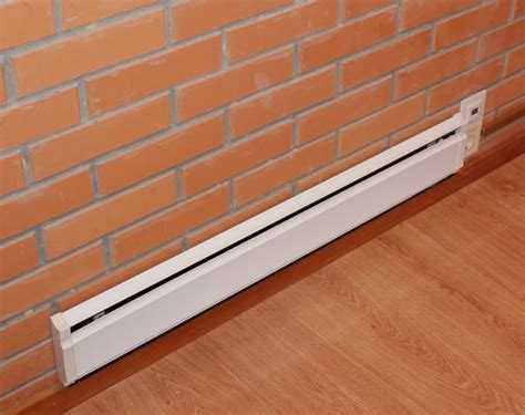 Как обойти трубу потолочным плинтусом