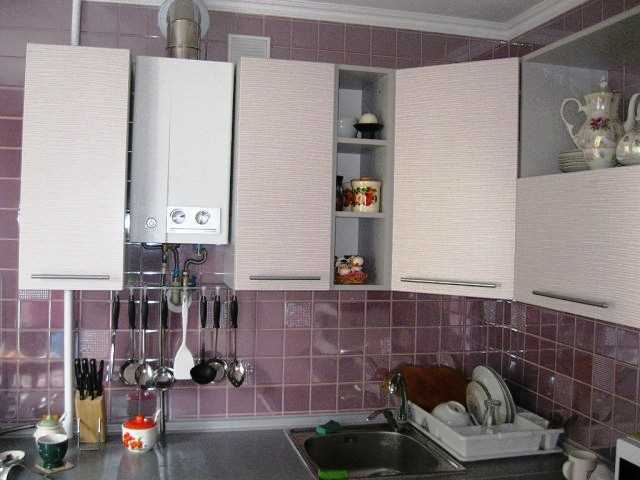 Расположение мойки и плиты рядом с колонкой