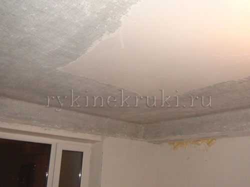 Механическая очистка потолка шпателем и шлифовальной машиной