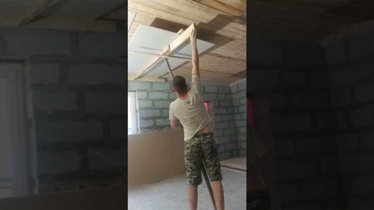 Техника крепления фанеры к потолку с использованием дюбелей и шурупов