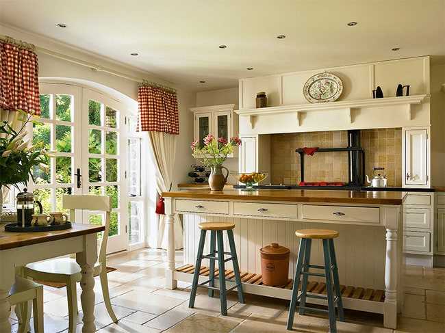 Цветовые акценты на стенах и в декоре помогают подчеркнуть назначение зон. Кухня оформляется в светлых или нейтральных оттенках для визуального расширения, гостиная – в более теплых и насыщенных тонах для создания уюта.