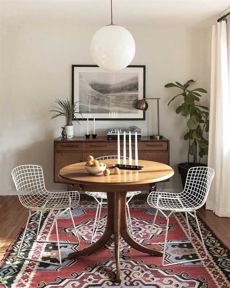 Как оформить стену на кухне над обеденным столом