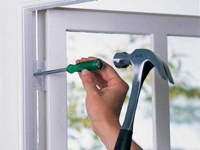 Как аккуратно разобрать механизм окна для доступа к защелке