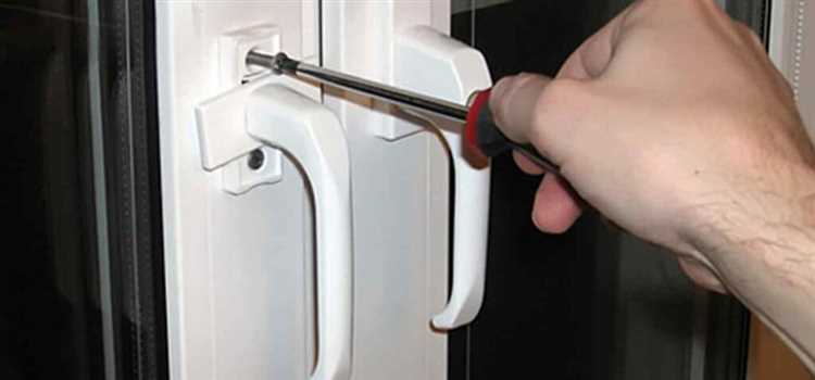 Процесс начинается с того, что трос или веревка аккуратно просовываются между створкой окна и рамой в месте, где механизм запирания менее защищен. В большинстве случаев это можно сделать через щель между стеклом и уплотнителем, особенно если окно приоткрыто или в нем есть небольшие зазоры.