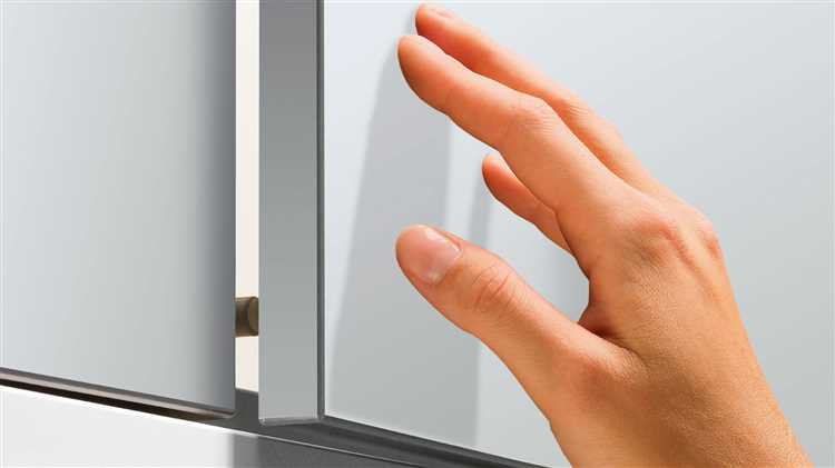 Как открыть окно без ручки пластиковое