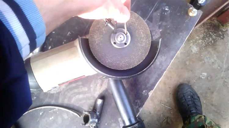 Использование подручных инструментов для снятия диска