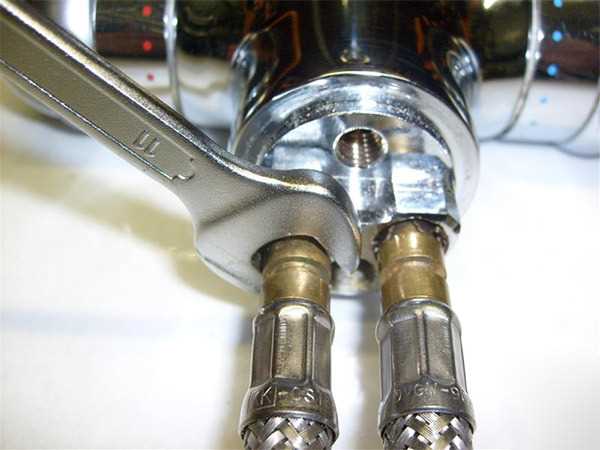 Последовательность действий при отвинчивании носика вручную