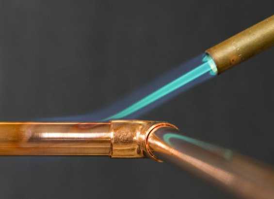 Визуальные признаки: цвет и блеск бронзы и золота