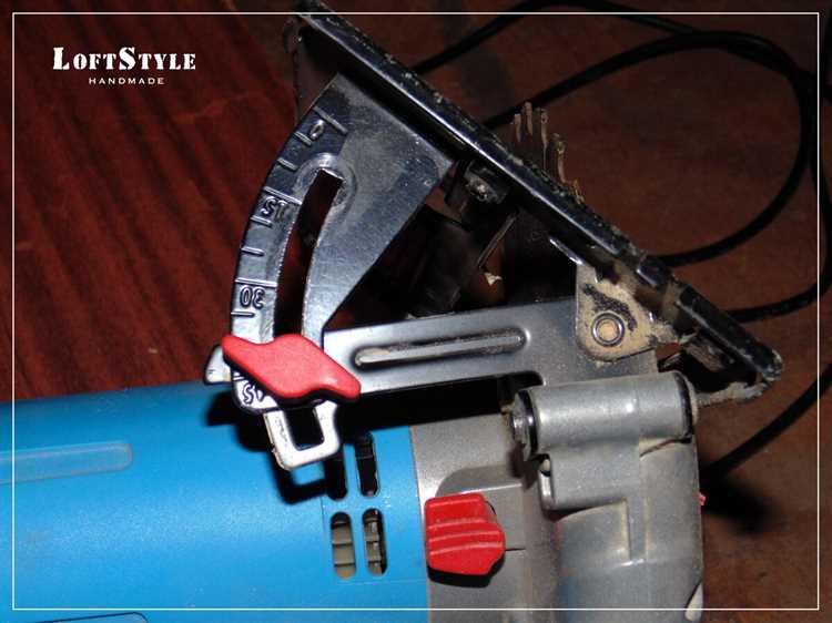 Настройка угломера и фиксирование заготовки