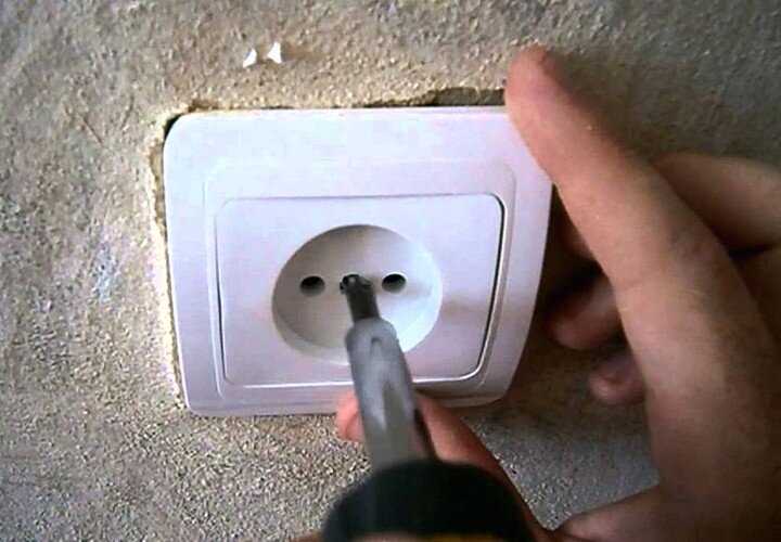 Монтаж розетки на шкафу и закрепление проводов