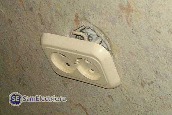 Демонтаж старой розетки и проведение проводки к шкафу