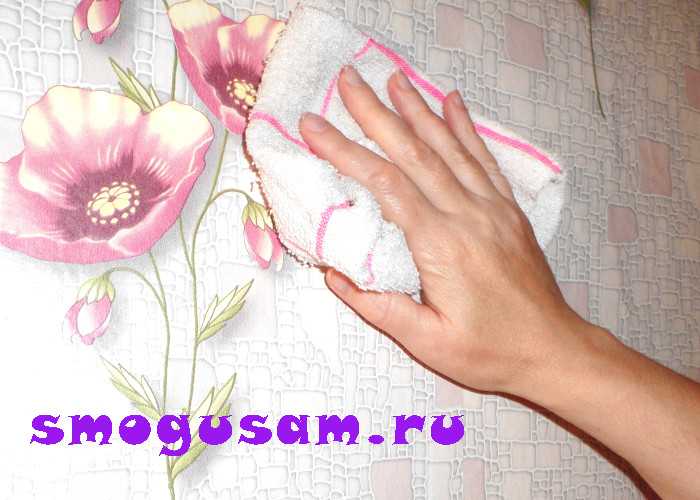 Правильное нанесение клея на края обоев